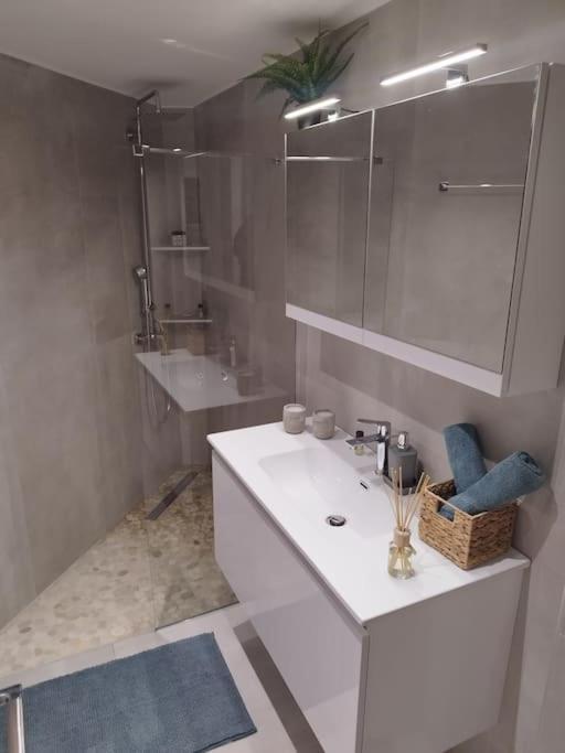 Floral Home 1 - Ground Floor Apt With Courtyard And Private Parking! Atenas Exterior foto