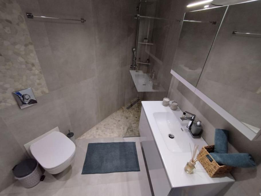 Floral Home 1 - Ground Floor Apt With Courtyard And Private Parking! Atenas Exterior foto