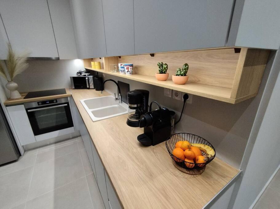 Floral Home 1 - Ground Floor Apt With Courtyard And Private Parking! Atenas Exterior foto